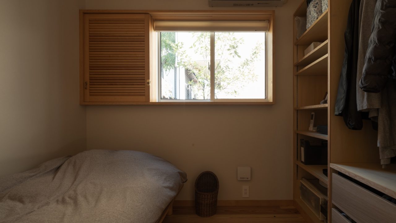 各個室に収納を設置。普段よく使う物、衣服は各個室に配し、その他は共用クローゼットに収納。