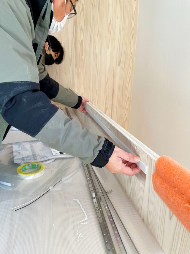 家具と一体となった階段横カウンターの照明。どのように照らされるのでしょうか？こちらもワクワクしますね。