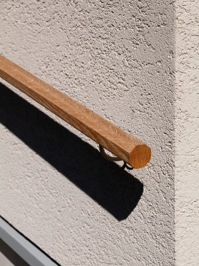 アプローチ横の手すり。