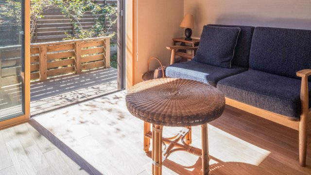 陽が差し込む窓辺のソファースペース。ご主人は天気がいい日にはデッキで読書を楽しまれることもあるのだとか。