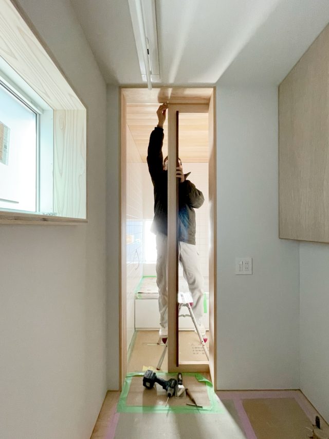 浴室建具取付けの様子。きれいにおさまりました！