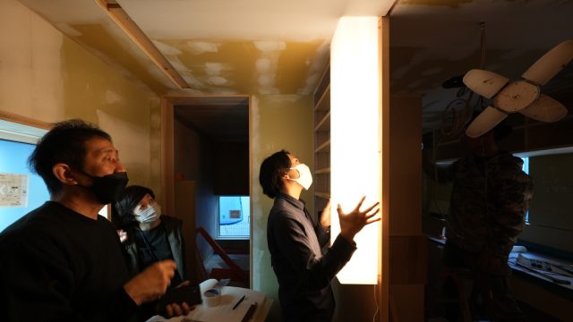 じんわり明るいオリジナルの洗面照明。