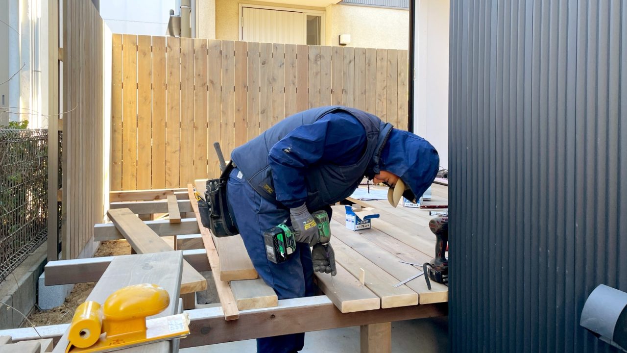 社員大工の志村さん、谷口さんによるデッキ工事の様子。