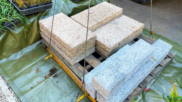 色々な形や大きさの石も運ばれてきました。