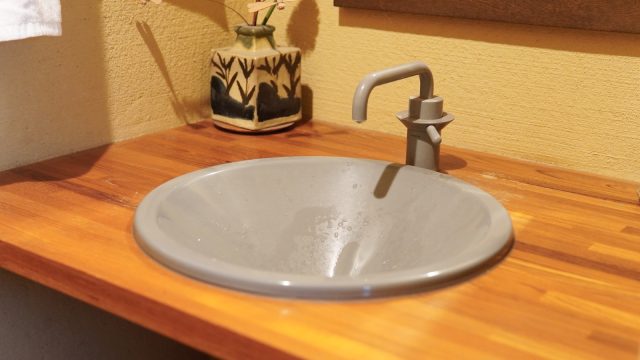 WCの洗面台は可愛らしい丸型。