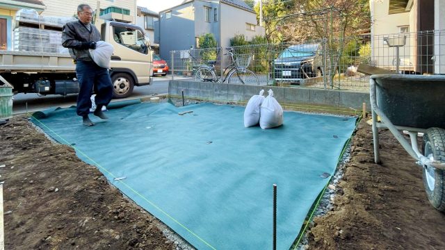 駐車場になる部分。下に防草シートが敷かれています。