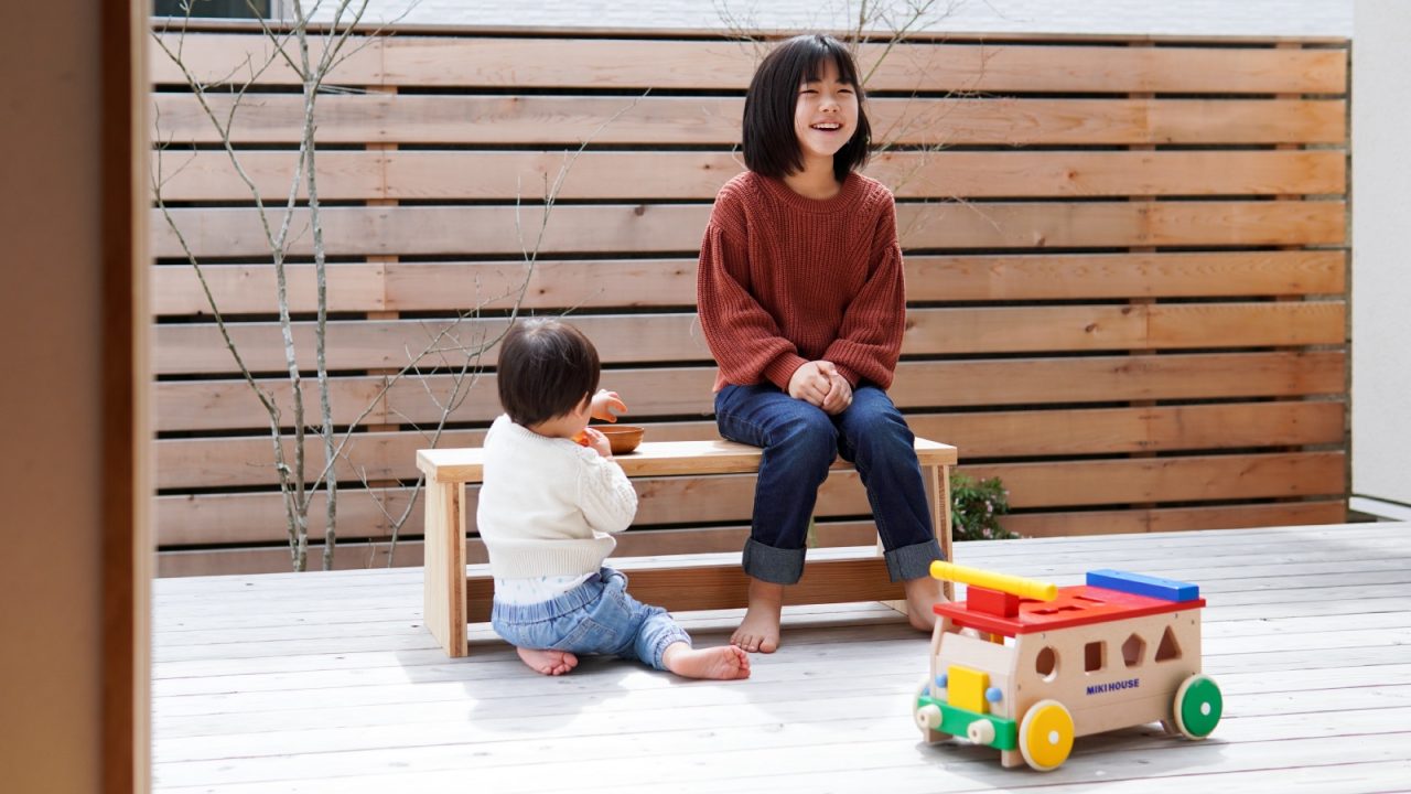 大工お手製の小さなベンチはウッドデッキでも室内でもさっと動かして使える。夏はウッドデッキでBBQするのがご一家の楽しみ。