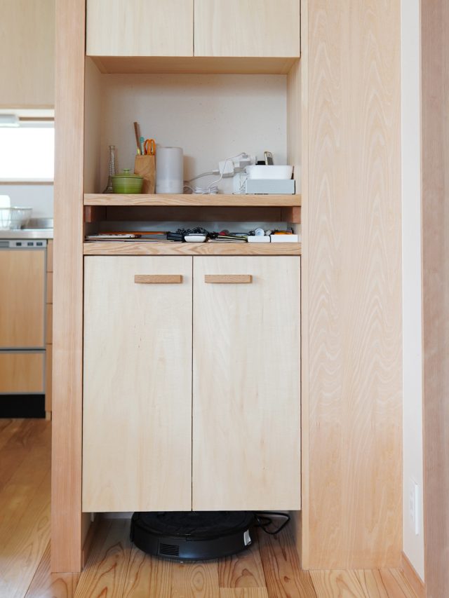 スタッフ遠藤の自宅を見て参考にされた充電スペース。ルンバもきっちり収納されています。