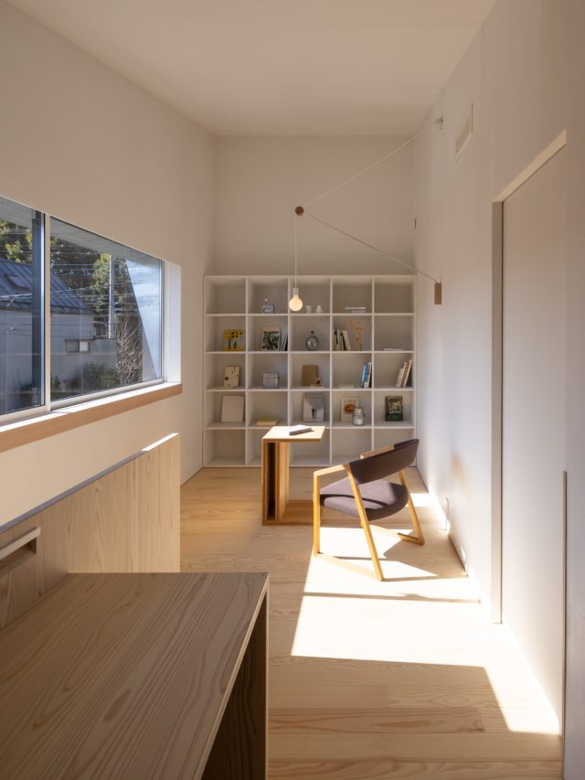 2階本棚スペース。夜は2つの照明が優しく空間を照らします。