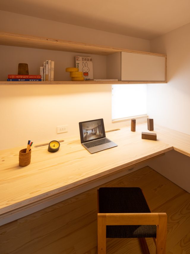 集中して作業ができる籠れる小さな仕事部屋。