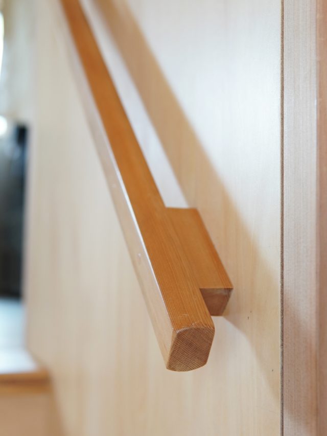 大工が握りやすさにこだわった手すり。