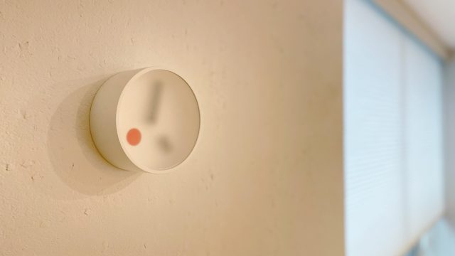 さっそく壁に飾られた「kehai」。びっくりするほど漆喰の壁に馴染みました!