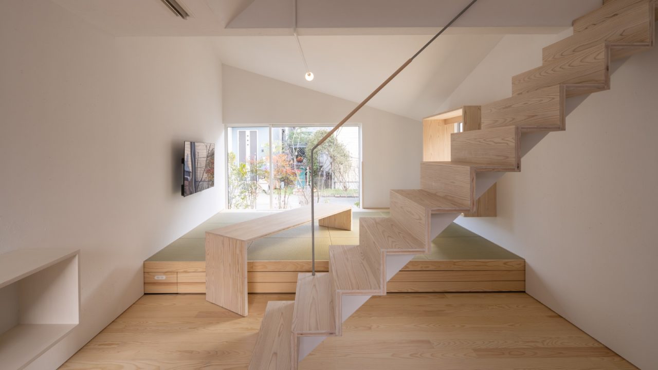 南北に抜ける開口を設けた1階リビング・ダイニング。中央には空間をゆるやかに仕切る階段。南側の小上がり畳は日当たりが良く居心地も最高!