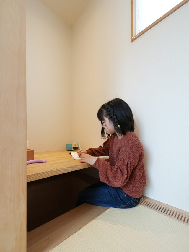 小上がりのデスクスペースで宿題をする娘さん。自分の部屋やダイニングテーブルで勉強することもあるそう。