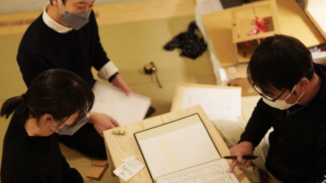 渡邉監督による引渡し書類の説明。鍵の受け渡しとともに、家の設備やお手入れレシピの説明をしていただきました。