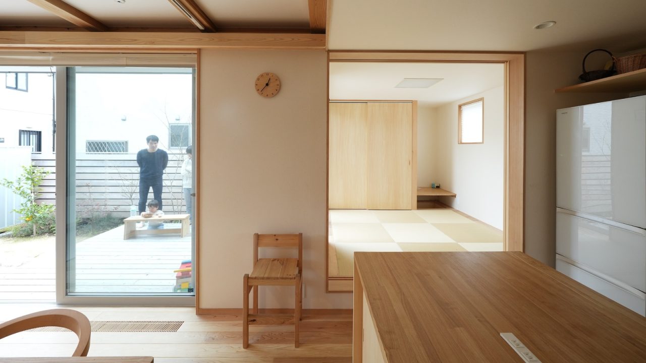 ウッドデッキ、キッチン、小上がり畳とつながるリビング。