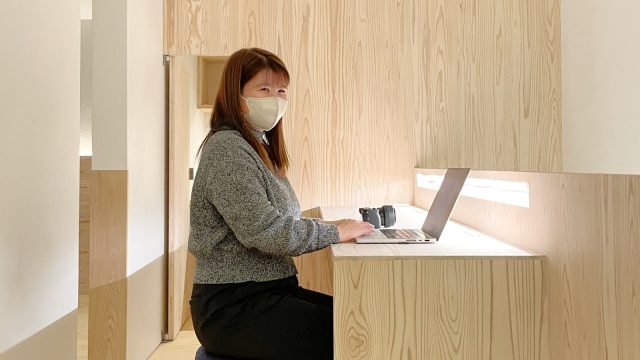 さっそくスタディスペースでお引き渡し写真を補正する桃子さん!(仕事が早い)