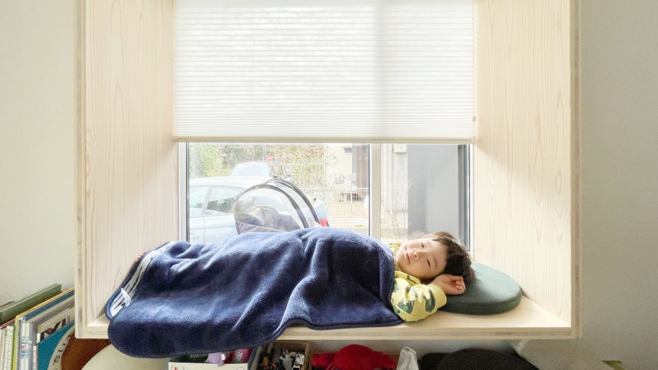 ちょうど息子のベッドにもなる窓ベンチ。サイズ感がぴったり!