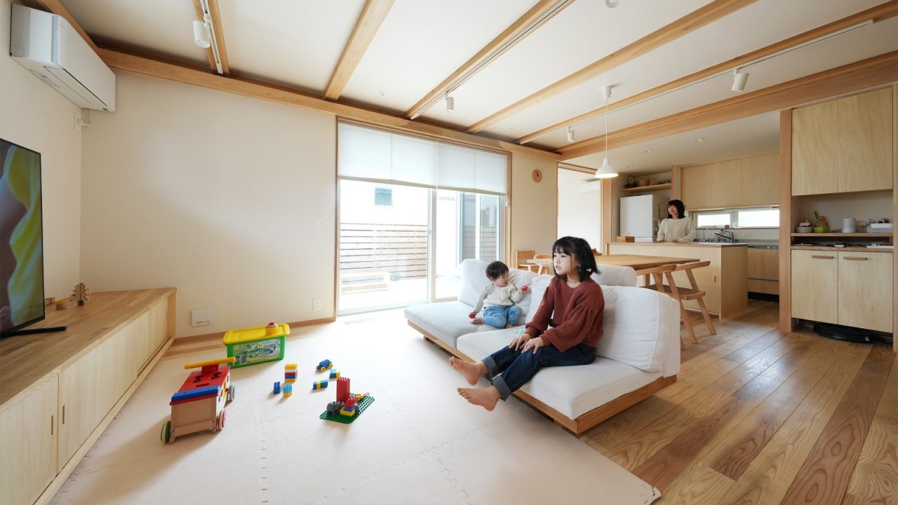 リビングや小上がり、バルコニーなど、遊ぶところもたくさん。娘さんがお友達とかくれんぼする時の定番の隠れ場所も教えてくれました。