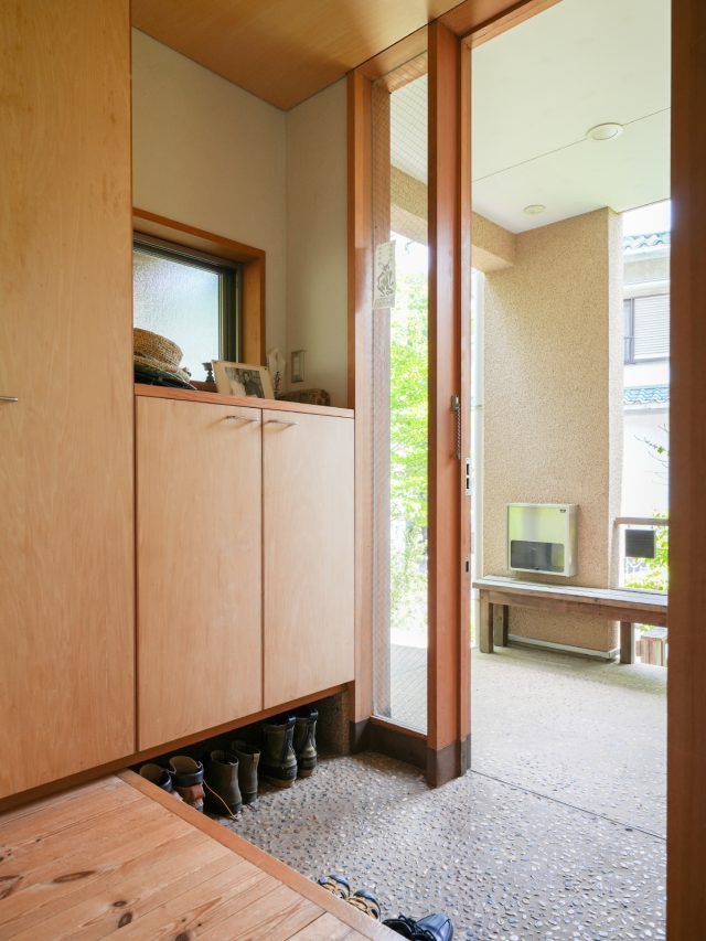 「お客様は庭を通って2階のデッキから出入りするので、玄関は家族のみの出入口で勝手口のようです(笑）」と西尾さん。ポーチのベンチは荷物を一旦おいたり、靴を履いたりと重宝しています。