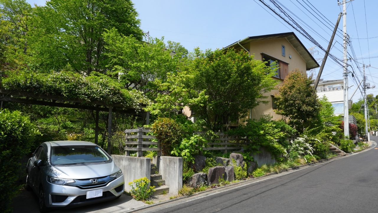 一つの家の庭とは思えない、まるで公園や緑地のような風景。自然豊かな周辺環境を尊重し、「街並みに緑を配る」ような素晴らしい外観です。家の外壁はそとん壁。ノーメンテナンスですが、17年たっても綺麗なままです。