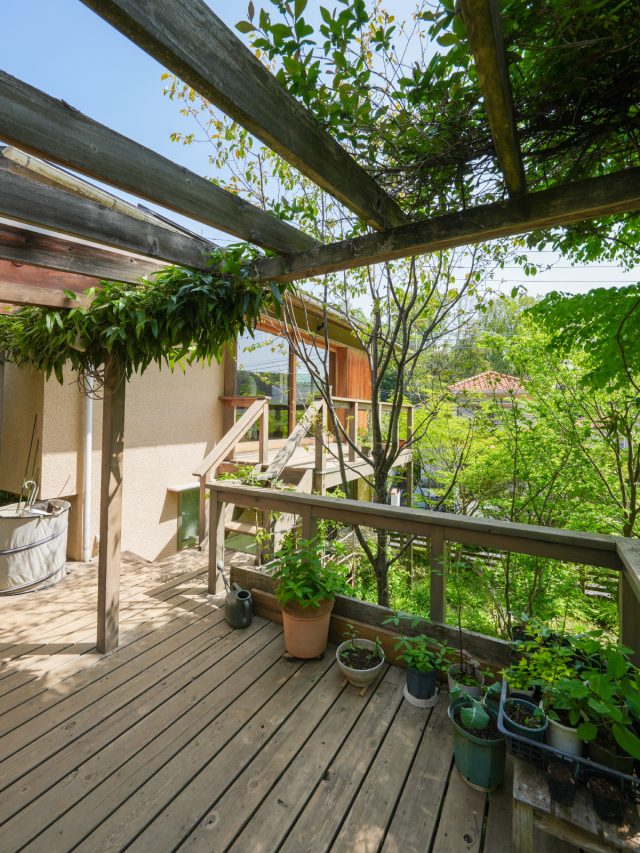 中二階のような広々としたデッキスペース。パーゴラによって、囲われたような安心感がある気持ちのいい場所に。リラックススペースとしてだけでなく洗濯ものを干したり庭仕事をしたりとフル活用しています。