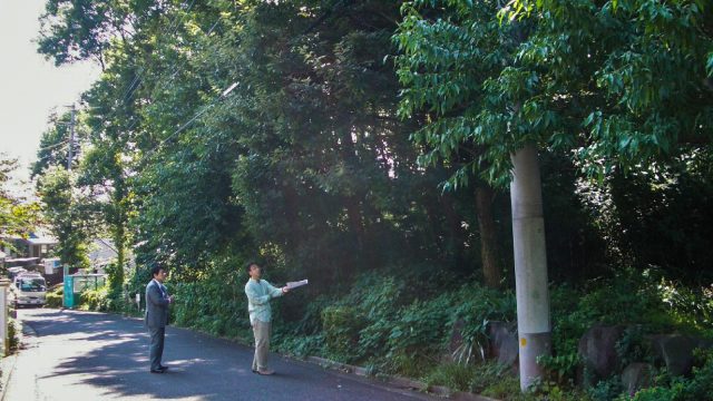 建設前の敷地の様子（2005年）。「自然豊かな周辺環境と緑の力を感じて『ココだ！』と。夫は最初びっくりしてました」と笑う西尾さんです。