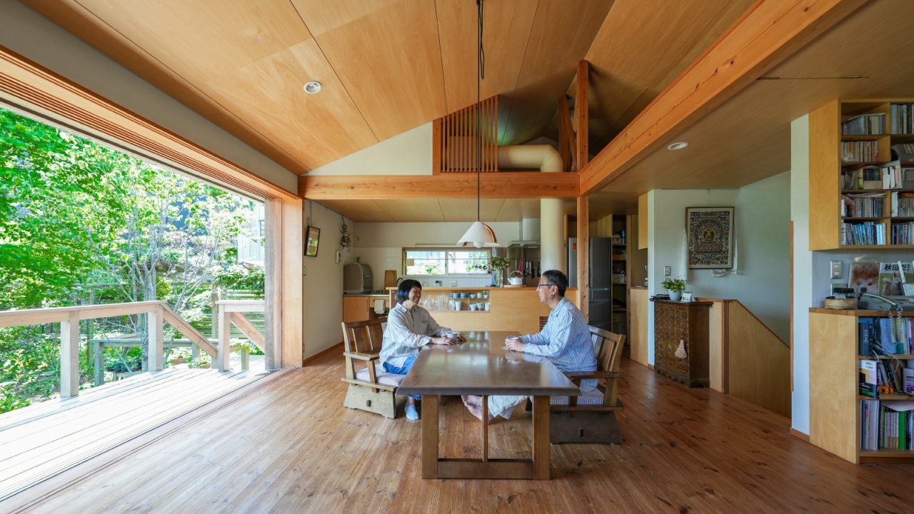 築17年を感じさせない綺麗な内装。当初は白く節が目立ったというパインの床材も、飴色に艶めき味わいを増しました。低い座面の椅子とテーブルによって空間がより広くゆったりと感じられます。