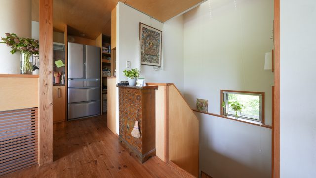 天窓によって明るい階段。細工が細かい李朝家具は韓国旅行の際に現地で購入したそう。壁に飾られた仏教画も色鮮やかで素敵です。