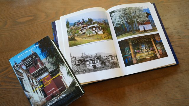 ブータンの書籍。「山地が多く自然豊かなブータンの風景に触れたことで傾斜の魅力に気づいたところがありますね」と西尾さん。