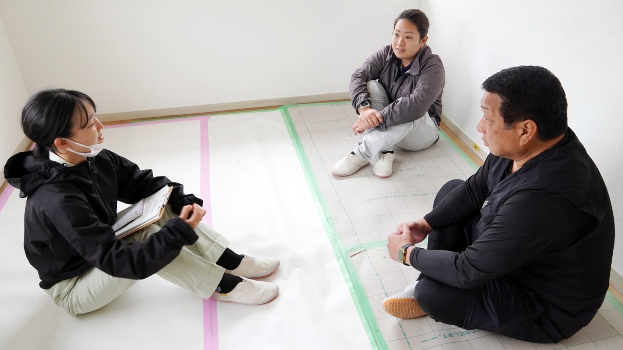 左：インタビュー担当の現場監督の麻生（あそう）、右上：根本桃さん、右下：根本信一さん