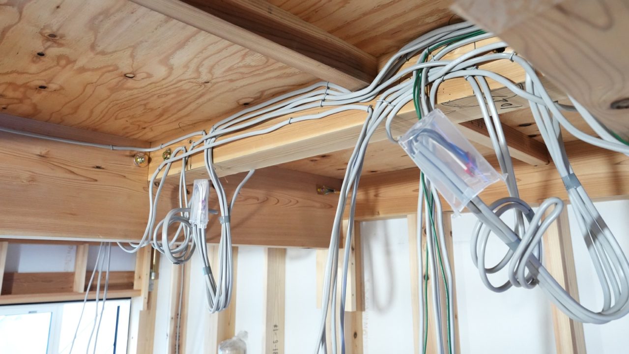 家の構造に沿ってきれいに施工された配線