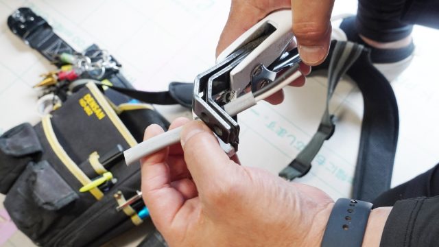 電線のビニールをほどよく切断できる道具
