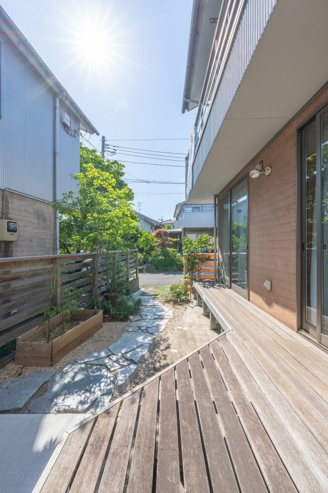 寝室からの眺め。明るくなった庭のおかげで朝の目覚めもすっきり。