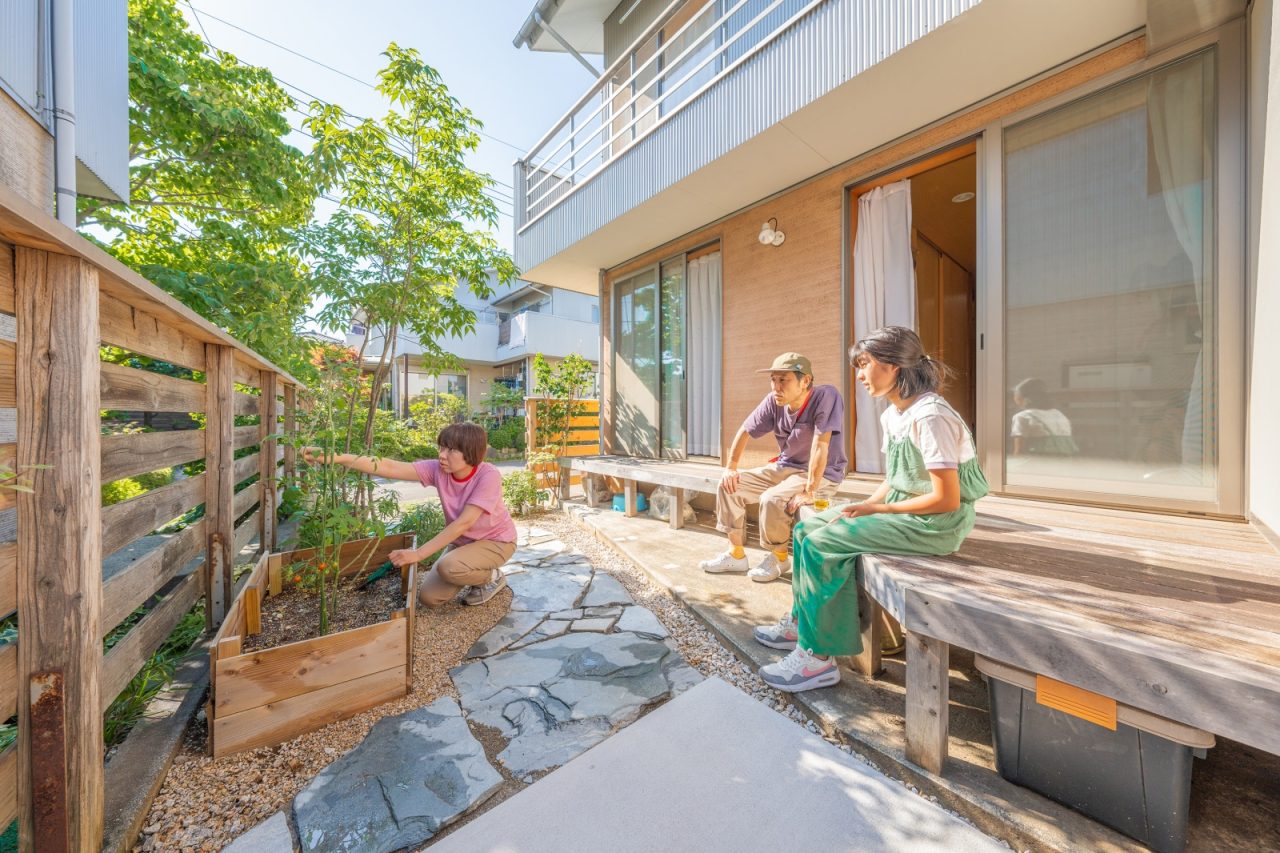 デッキ は入居時に少しスリムにリフォーム。庭が広くすっきりしました。