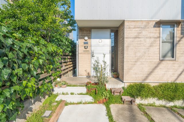 【After】シンボルツリーはオリーブに交代。O様自ら造園屋さんで選定。