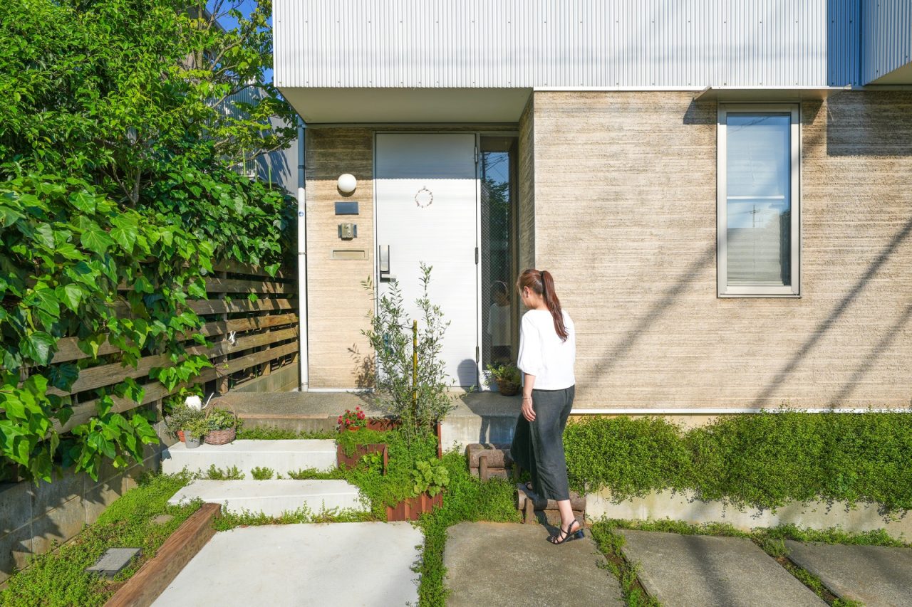 ステップは樹皮が美しいケヤキに。