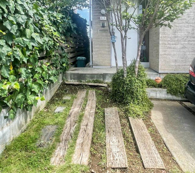 【Before】ステップの枕木が朽ちて、段差も大きくなっていました。