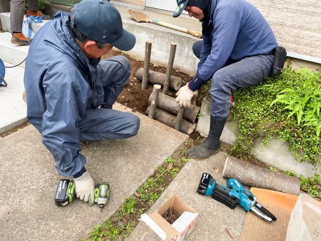 自転車と車があっても脇 からすり抜けて出入りできるように。職人さんと相談しながら向きを決定。