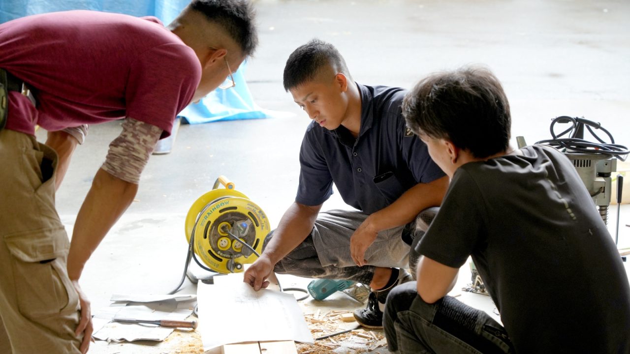 先輩の本多大工から技術を学ぶ志村大工と上小園大工。