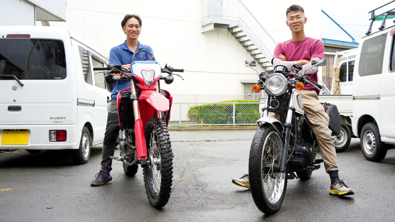 お気に入りのバイクで通勤時間も楽しい（志村大工のバイク：HONDA CRF250L／上小園大工のバイク：KAWASAKI 250TR）