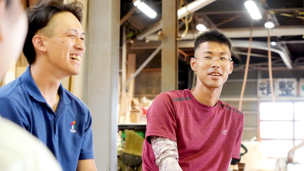 左：社員大工の志村さん、右：同じく社員大工の上小園さん