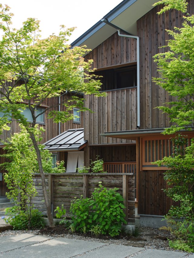 杉板張りの外壁と美しい庭はまるで小さな旅館のよう。庭の内外を仕切る板塀は、屏風のようにあえて完全に閉ざさず、ご近所の方がふらっと入って来られるように。