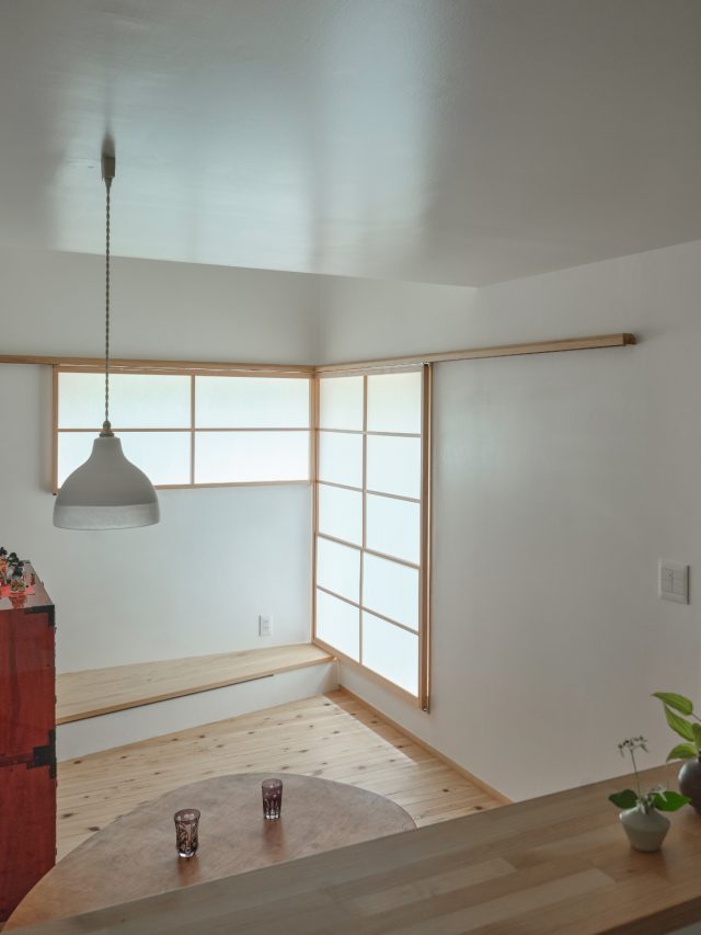 漆喰（押さえ）壁は新雪のように光をきめ細かく反射し、北向きでも暗くありません。障子を閉めるとより落ち着いた雰囲気に。