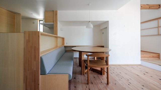 リビングダイニングのソファーはY様の体に合わせ造作。布地は持ち込む家具や本人に似合うよう150種以上のサンプルから選んだそう。