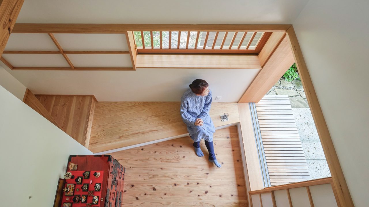 庭に向かって斜めに振れた段差。「ここに腰掛け、庭の木々や水鉢を眺めるのがお気に入り」とY様。