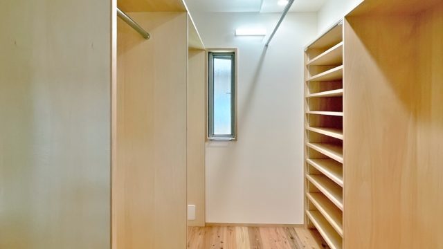 寝室奥にあるWIC。着物を陰干しするハンガーパイプを吊るし、一目で探せるオープン棚などY様の体に合わせて造り付けました。