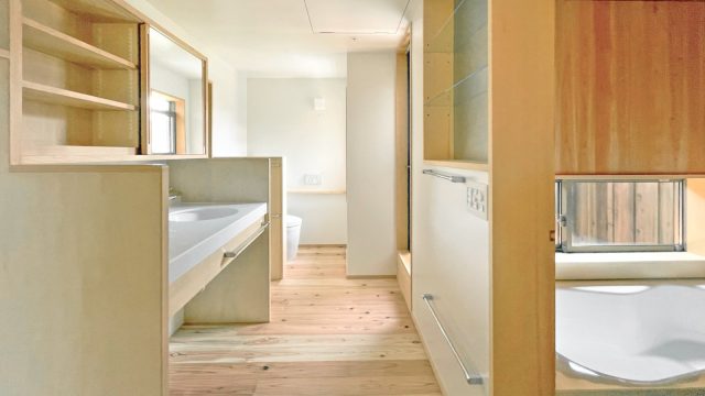 寝室とWICのそばにある水回りは、南向きで明るく、風が流れ、身も心も洗われます。お湯に浸かりながらお月見も楽しめるそう。