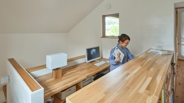 吹抜に面するワークスペース。「窓の向こうの景色を眺めて一息つきながら、毎日快適にテレワークしてます」とY様。