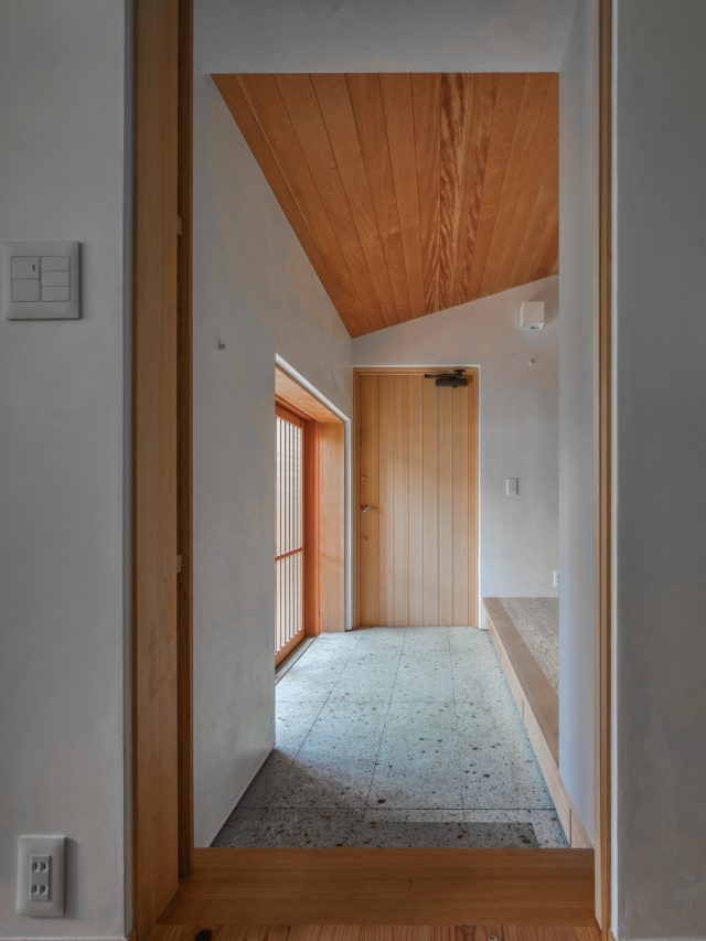 大谷石の玄関土間。向かって左に庭、右に茶室を配し、庭と茶室を緩やかにつなぎます。